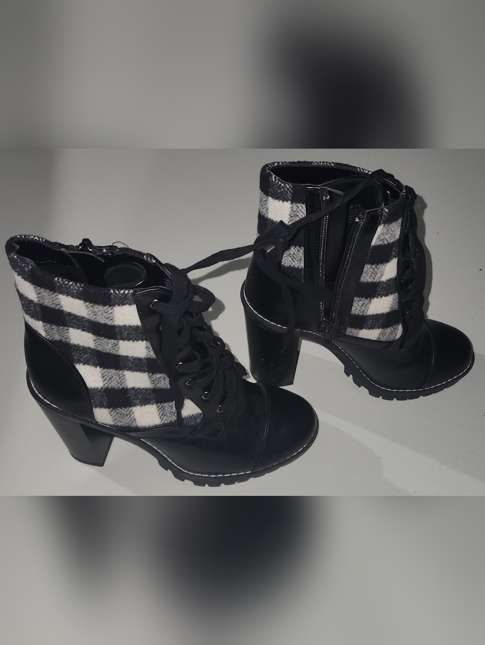 BCBGeneration Pilas Plaid Man Made Leather Ankle Booties Size 7.5